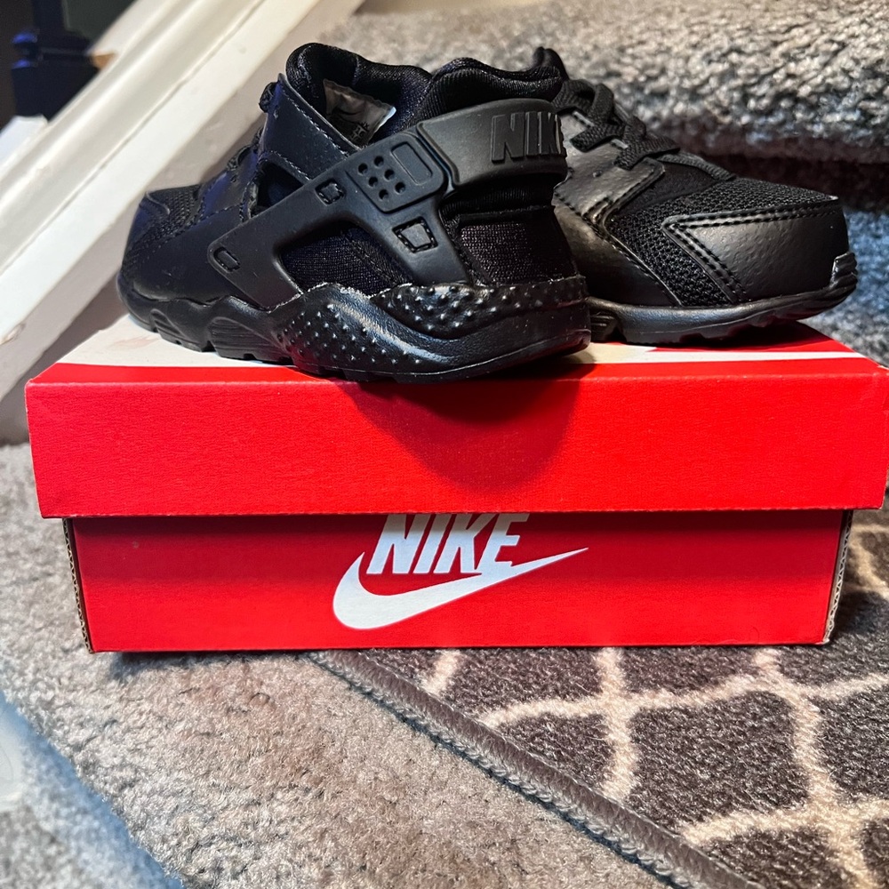Nike sportswear’s Toddlers Huarache (never worn)